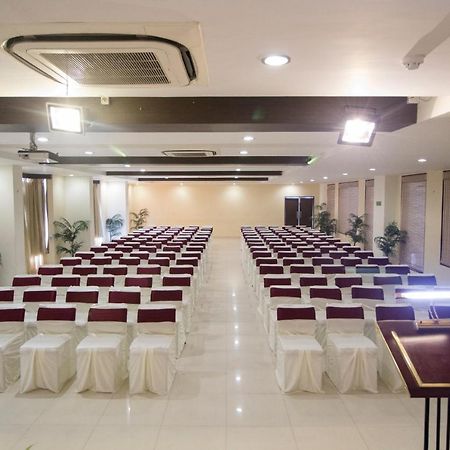Grand Sarovar Portico, Lātūr Buitenkant foto