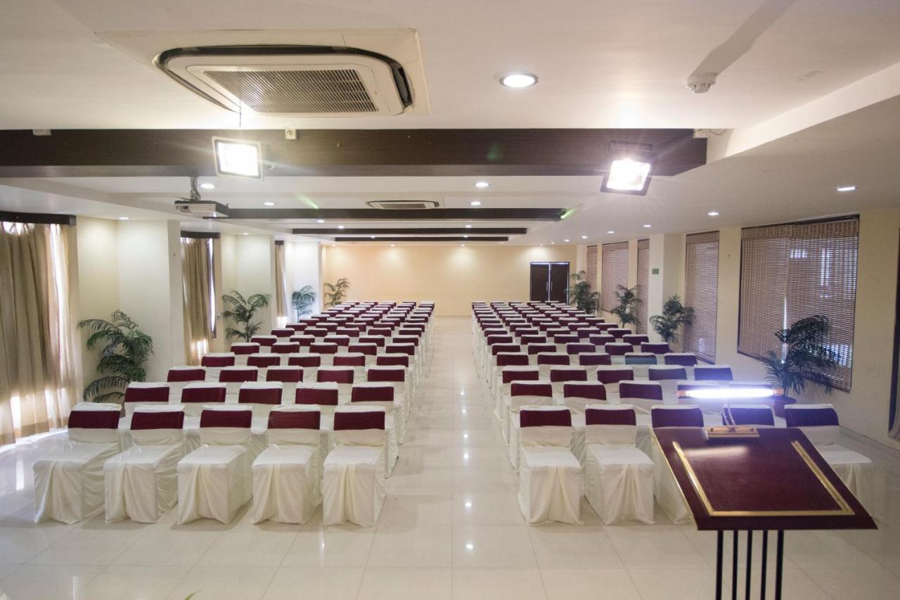 Grand Sarovar Portico, Lātūr Buitenkant foto