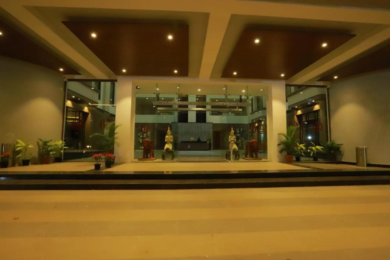 Grand Sarovar Portico, Lātūr Buitenkant foto
