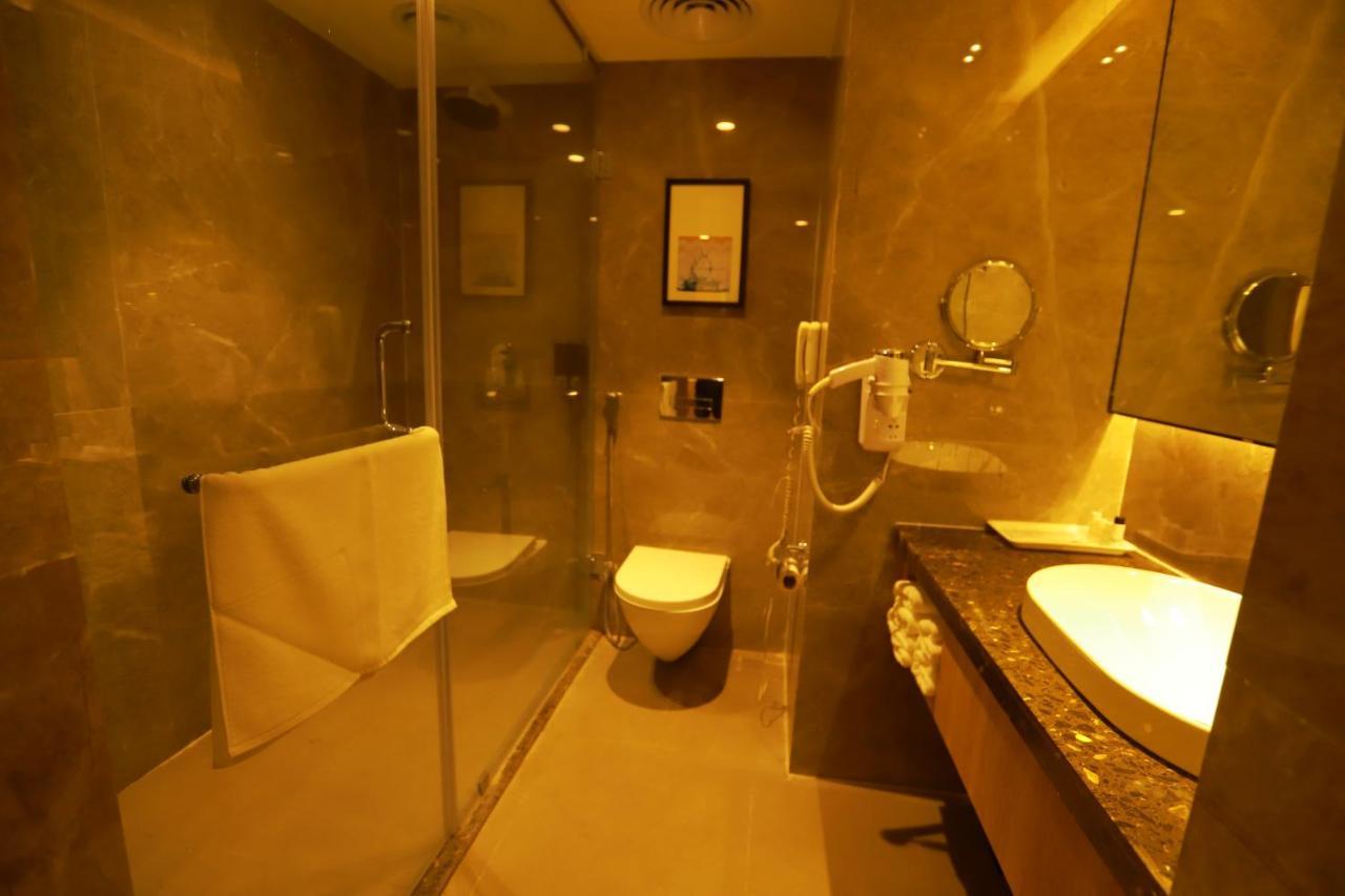 Grand Sarovar Portico, Lātūr Buitenkant foto