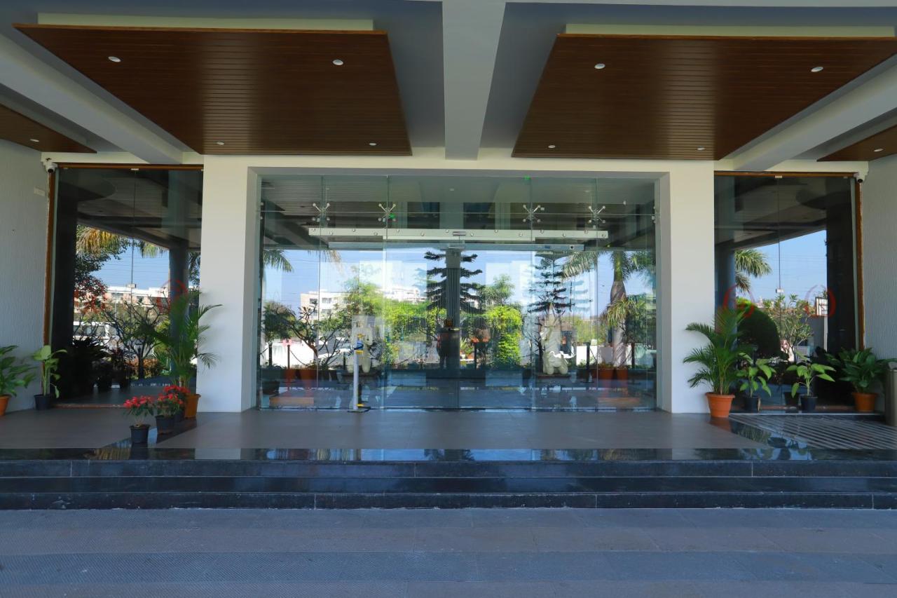 Grand Sarovar Portico, Lātūr Buitenkant foto